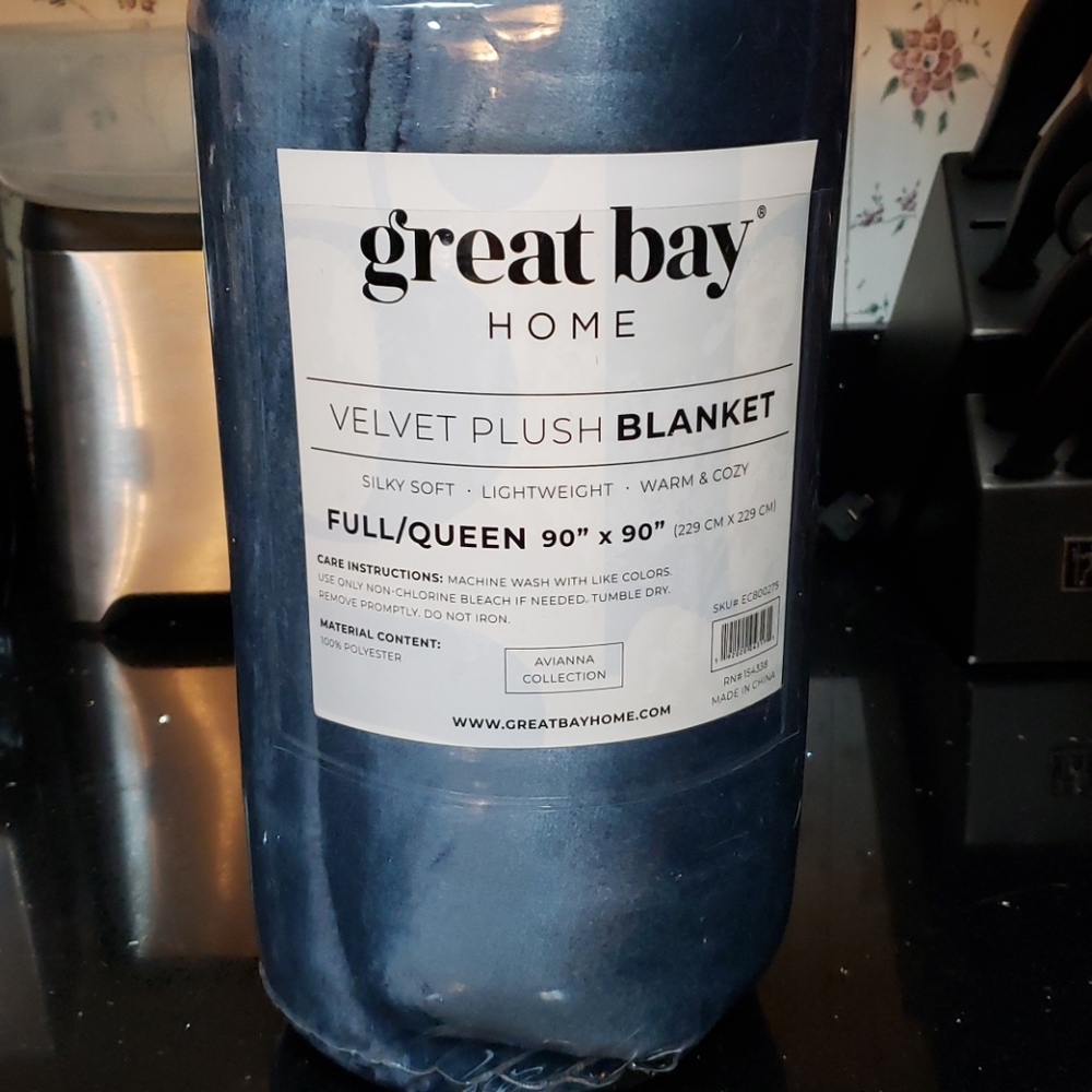 NIP Great Bay Home 90x90 Velvet Plush Blanket